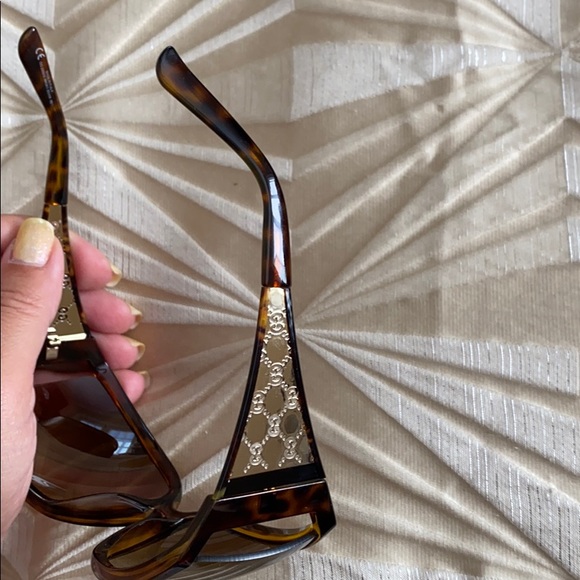 Gucci Women’s Sunglasses slightly worn - Picture 9 of 17
